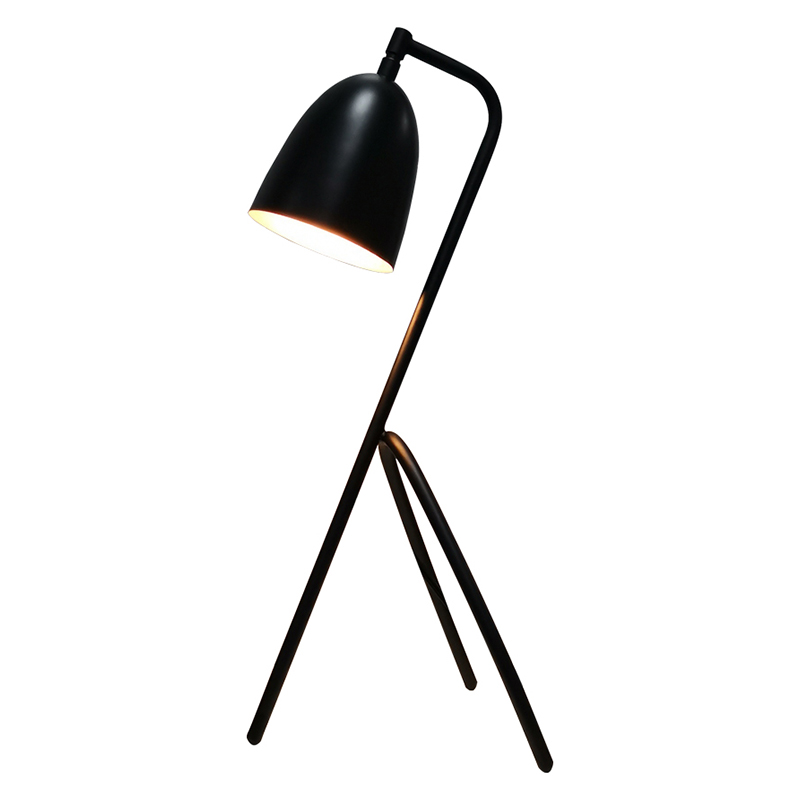 Lampe de bureau à trois jambes avec finitionnoire et un interrupteur à bascule sur/off en ligne à la salle d\'hôtes