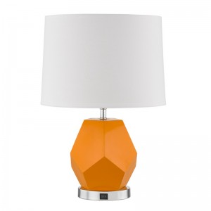 Lampe de table de l\'hôtel Hampton Inn avec un corps en résine et un interrupteur à rocker sur/off à l\'hôtel chambre