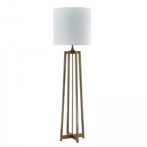 Canapé de l\'hôtel Hyatt à côté de lampadaire avec finition en or antique à la salle d\'or