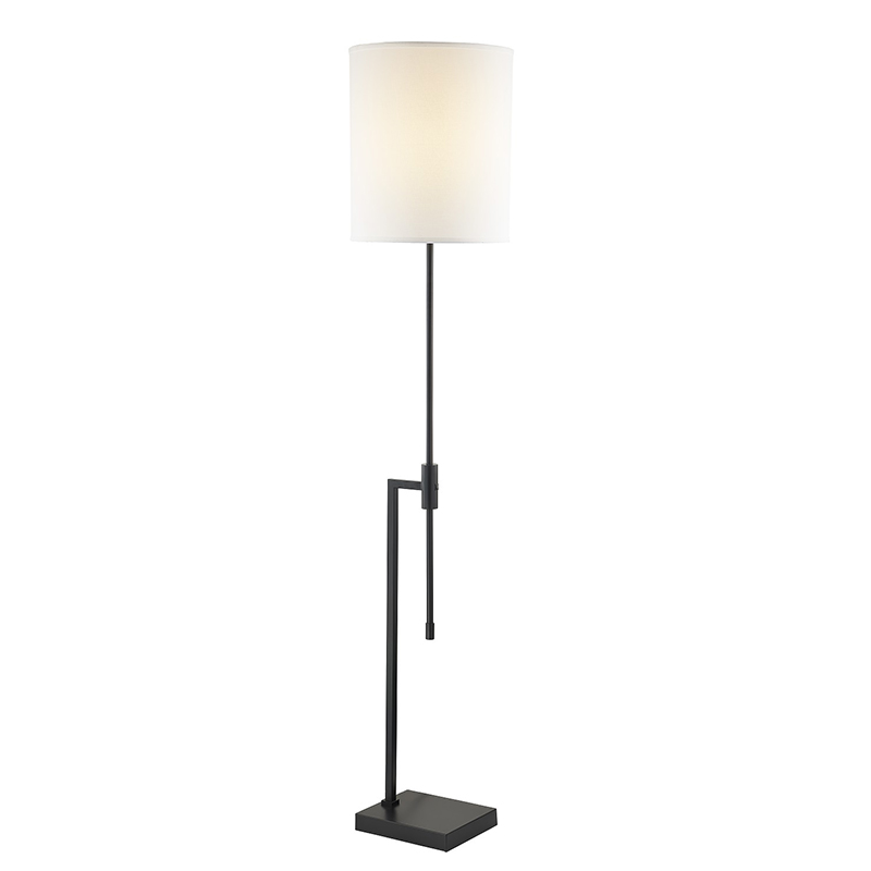 Lampadaire de l\'hôtel Waterwalk avec finitionnoire mate au canapé à côté de la salle d\'or